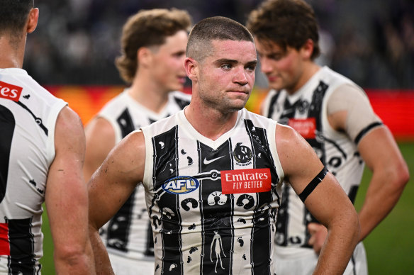 Lachlan Sullivan was controversially penalised for handing the ball to Nick Daicos, instead of the umpire.