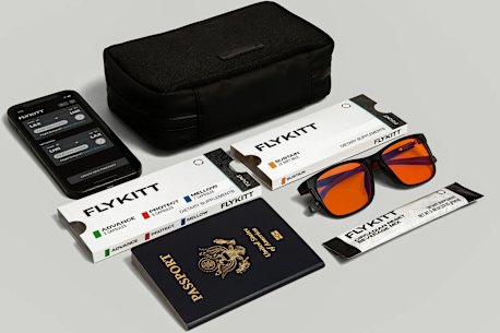 FlyKitt generates a bodyclock-shifting schedule, supported by dietary supplements and blue-light filtering glasses.