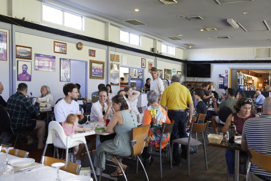 Family pack into the Portuguese dining hall.