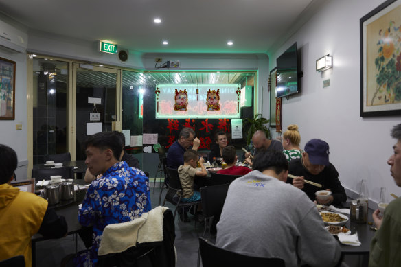 Gee, you can eat well at this tiny restaurant, and there’s really no right or wrong way to order. 