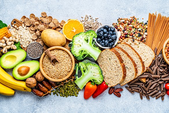 Snacking on wholegrains, fruit and veg and other unprocessed foods lower the chance of dementia.