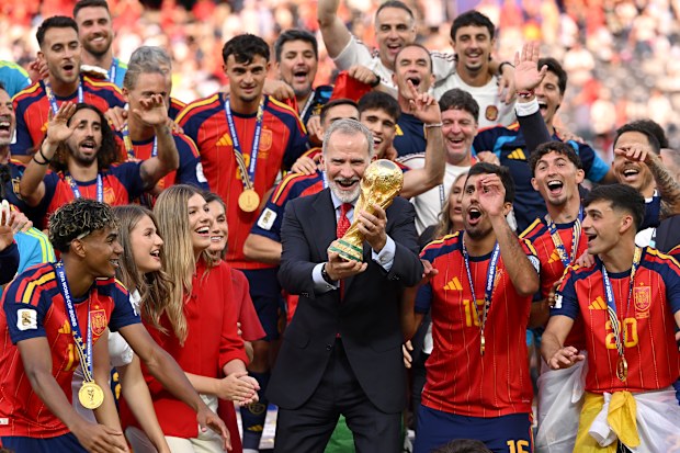 El rey Felipe VI de España levanta el trofeo de ganador de la Copa Mundial de la FIFA mientras la reina Letizia de España, la princesa Leonor de España y la princesa Sofía de España y los jugadores de España observan la ceremonia de premiación después del partido final de la Copa Mundial de la FIFA 2026 entre España y Argentina en el estadio de Nueva York y Nueva Jersey el 19 de julio de 2026 en East Rutherford, Nueva Jersey.