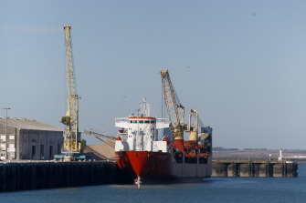 O navă de marfă care transportă pavilionul rus acostează sâmbătă în portul Boulogne-sur-Mer, în nordul Franței.