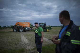 Çiftçiler geçen hafta Ukrayna'nın batısındaki Lviv'in eteklerinde bir tarlada çalışıyor.