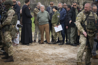 Il segretario generale delle Nazioni Unite Antonio Guterres si trova vicino a una fossa comune a Bucha, alla periferia di Kiev.
