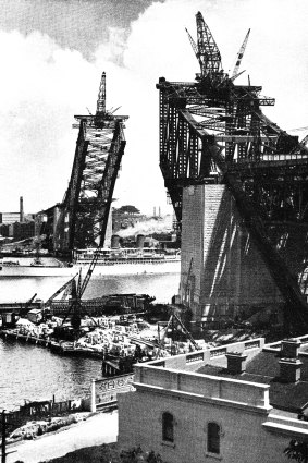A 1930 picture of the Harbour Bridge under construction.