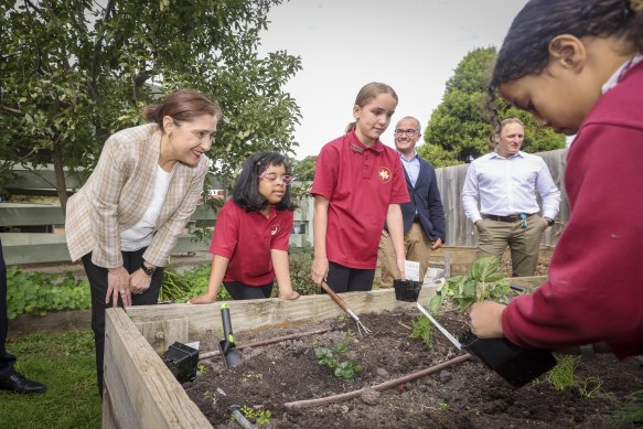 Environment and Climate Minister  Lily D’Ambrosio and acting premier James Merlino (centre) with students at Rosanna Golf Links Primary School.