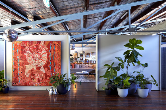 The walls on wheels can seal off the family’s living area, providing privacy. The large artwork by Yaritji Heffernan depicts a bowl being made at the Mud factory.