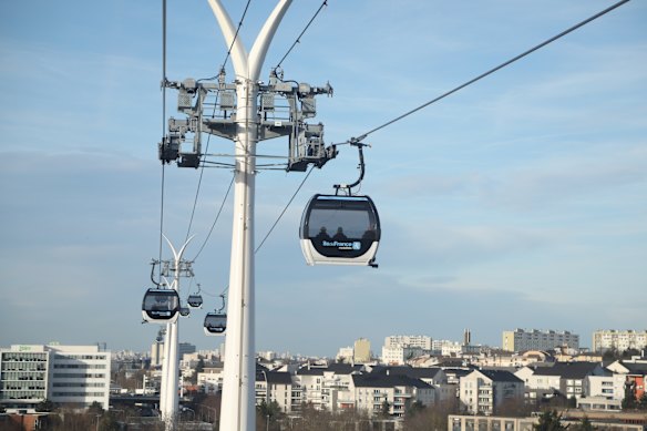 Viajando no novo e surreal teleférico de Paris.