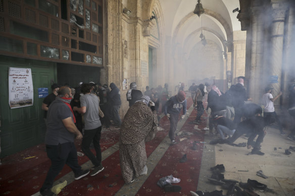 Palestinians clash with Israeli security forces at the al-Aqsa Mosque compound on Monday.