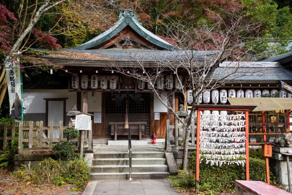  Emperor Go-Shirakawa founded the small Nyakuoji-jinja Shrine in 1160.
