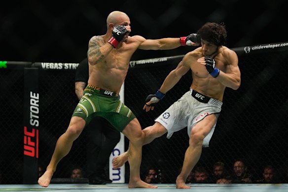 Volkanovski connects with a left hand to Evloev’s temple.