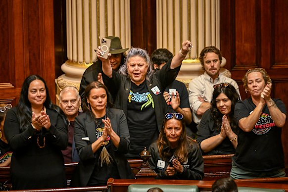 Os participantes comemoram a aprovação da moção de desculpas no Parlamento de Victoria. 