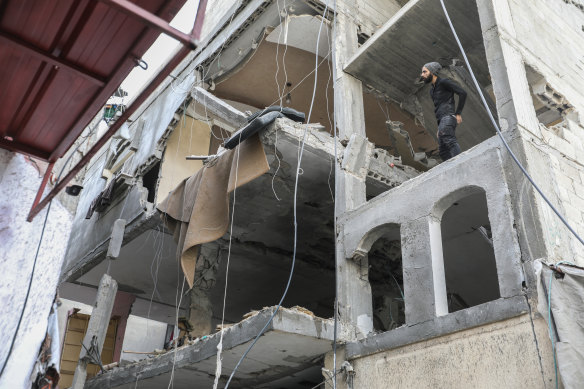 Palestinian citizens carry out search and rescue operations in Khan Younis.