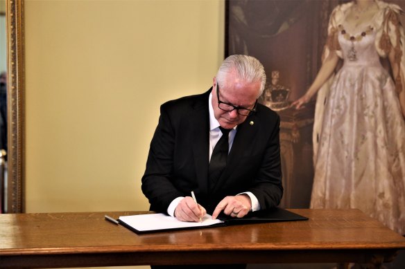 WA Governor Chris Dawson signing the condolence book for Queen Elizabeth II.