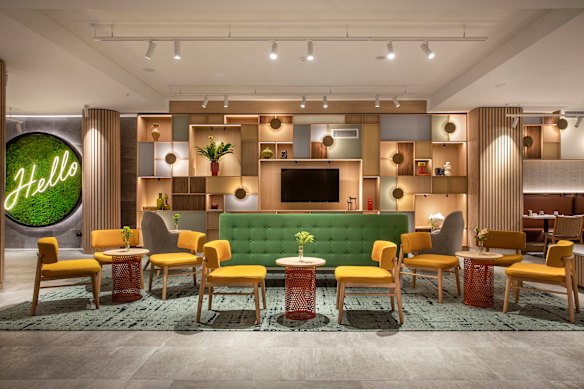 Recepção do hotel e as cores características do Holiday Inn.