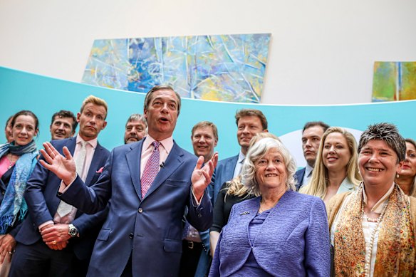 Widdecombe (in viola) con l'allora leader del Brexit Party Nigel Farage nel 2019, prima che fosse ribattezzato Reform UK.