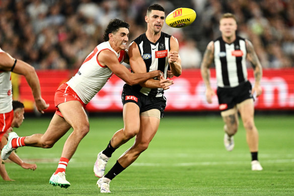 Justin McInerney of the Swans hunts Collingwood’s Scott Pendlebury on Friday night.