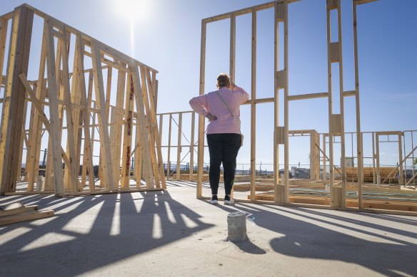 Mii de clienți Porter Davis așteaptă vești despre companiile de construcții care vor prelua construcția caselor lor.