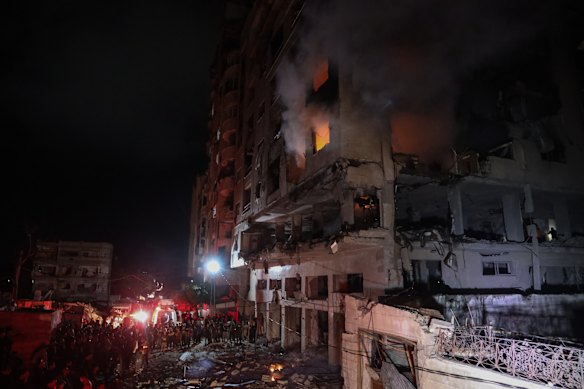 Il fumo fuoriesce da un edificio colpito dagli attacchi aerei israeliani nella zona di Al-Remal a Gaza City.