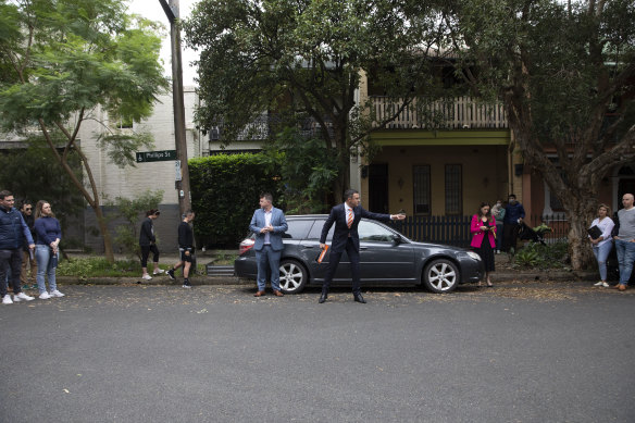 The auction of 32 Phillips St, Alexandria, which sold for $2.75 million.