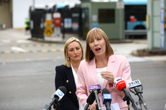 Minister transportu NSW Jo Haylin i członek Coogee Marjorie O'Neill na dworcu autobusowym Randwick w Sydney w środę.