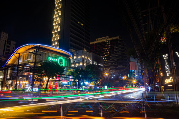 Neon buzz, Phra Khanong, Bangkok.