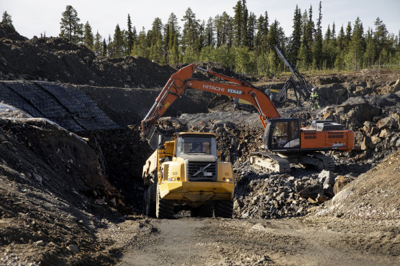 Chinese manufacturers coat, carbonise and furnace-treat graphite to make battery anodes.