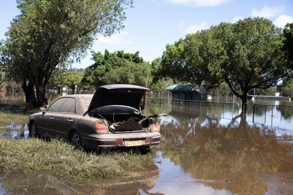 As extreme weather events continue to have an impact on businesses across the country, the ASX200 needs to do more to explain financial risks to investors, PwC research says. 