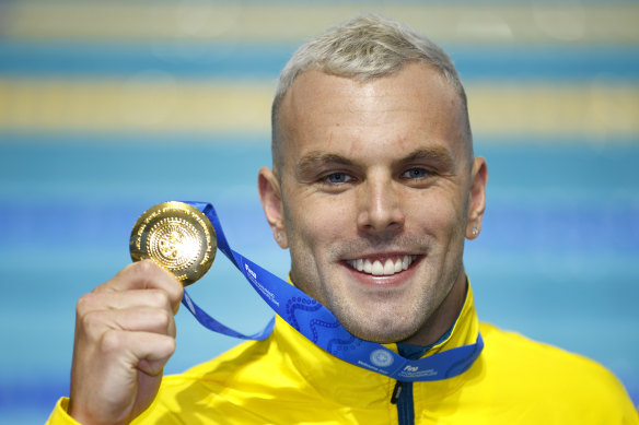 Kyle Chalmers shows off his gold medal after the men's 100m freestyle final at the World Short Track Championships in Melbourne.