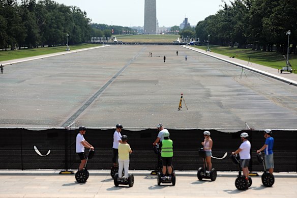 La piscina riflettente del Lincoln Memorial è stata nuovamente prosciugata per lavori di riparazione.