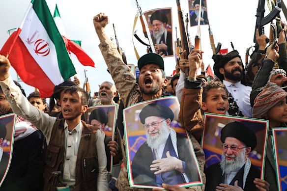 Pendukung Houthi memegang poster Pemimpin Tertinggi Iran Ayatollah Ali Khamenei dan bendera Iran selama aksi protes di Yaman awal bulan ini.