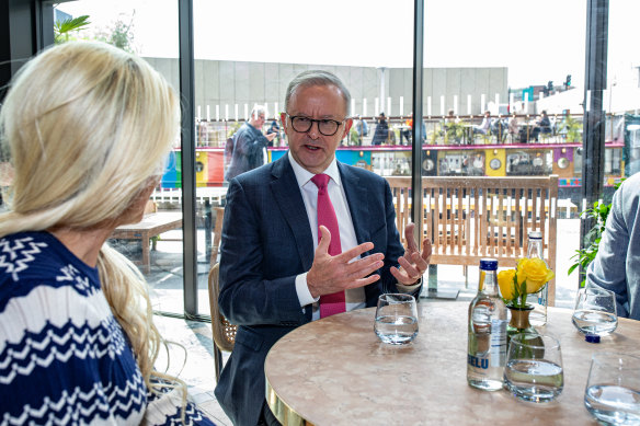 Prime Minister Anthony Albanese visits Aussie-owned cafe Bondi Green in London to spruik the benefits of the FTA.