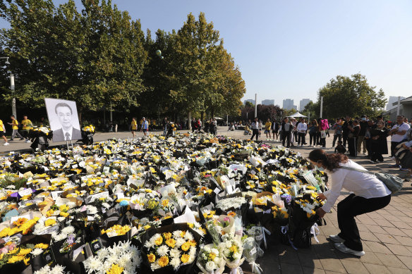 Residents mourn for the late former Chinese premier Li Keqiang in Zhengzhou city.