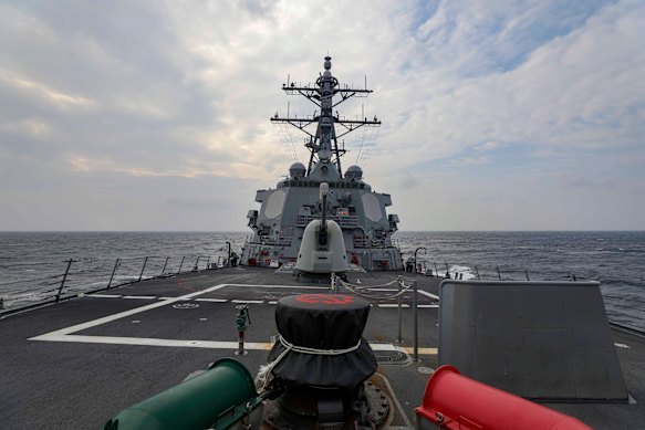 USS Higgins ditampilkan melewati Selat Taiwan pada tahun 2022.