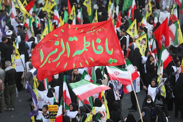     Le persone della provincia di Teheran si riuniscono in sostegno e fedeltà al nuovo leader, Seyyed Mojtaba Khamenei, mentre tengono la bandiera iraniana e le immagini sia del nuovo che dell'ex leader dell'Iran, venerdì in Piazza Palestina. 