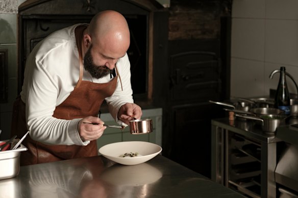     El chef Jonathan Brincat, galardonado con una estrella Michelin, de Noni en La Valeta, Malta.