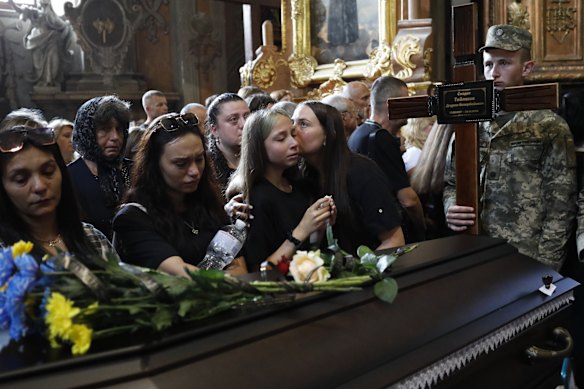 Esqueiros em Lviv, Ucrânia Adeus 12 soldados ucranianos que morreram no cativeiro russo.