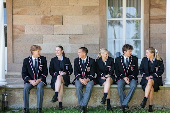 Os alunos do 12º ano de Cranbrook, Max Scales, Charlie Harris e Slade Keating, dão as boas-vindas às meninas do 11º ano, Sienna Novak, Lucy Foster e Nia Dowson, à escola.