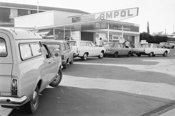 Carros fazem fila em um posto de gasolina em Sydney em 1974.