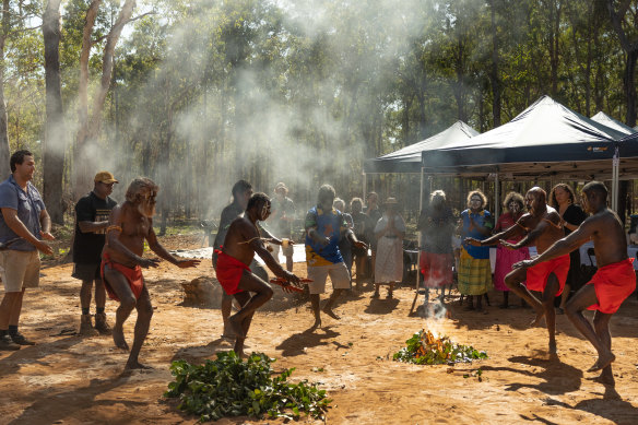 Munupi Elders Welcome the Federal Court by doing a boat dance during court hearings. 