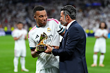 Kylian Mbappé is awarded the 2025/26 Champions League Top Scorer award.