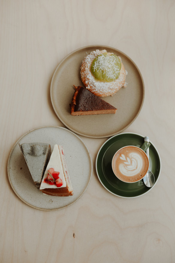 Double Tap coffee and cake at Khanom House.