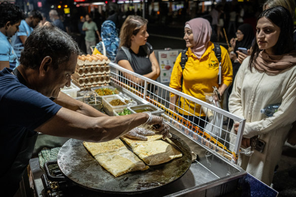 Noor making the murtaba at Desi Paikari Bazar.