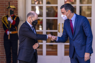España, no Alemania, está considerando un nuevo enfoque para el coronavirus.  El presidente del Gobierno español, Pedro Sánchez, a la derecha, saluda al canciller alemán Olaf Schulz durante una reunión en el Palacio de la Moncloa en Madrid.