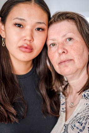 Ivana Bonlund和她的母親Gitte Bronlund。