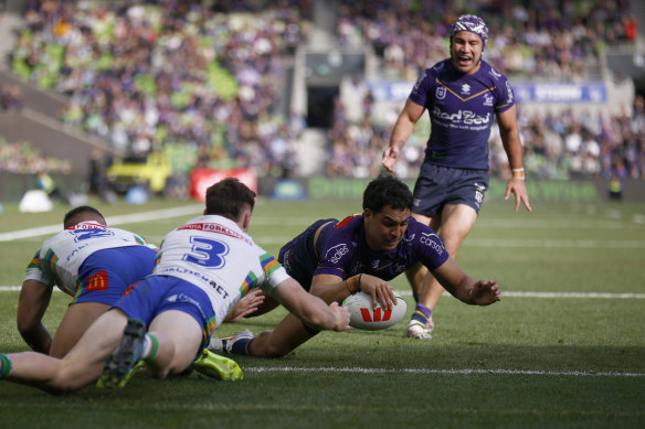 Eliesa Katoa scores for the Storm.