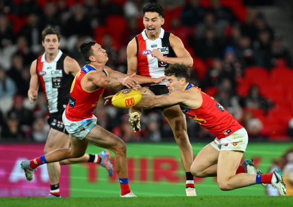 Mitchito Owens between two Lions.