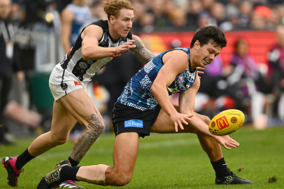 Jack Silvagni of the Blues is tackled by Beau McCreery of the Magpies.