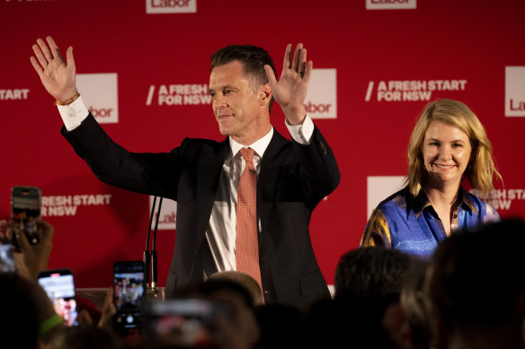 Labor leader Chris Minns and his wife, Anna, on Saturday night after winning the NSW election.